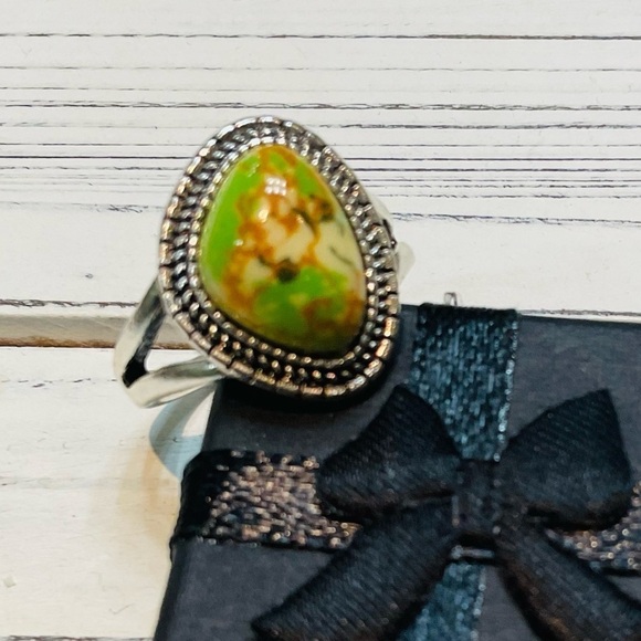 Woman's Handmade Vintage Boho Green Gemstone Unique Silver Tone Ring Size 8 - Picture 5 of 10